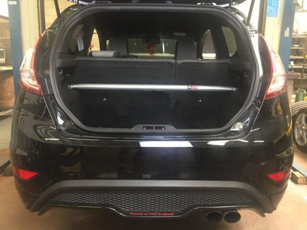 Barre anti-rapprochement arrière supérieur DNA Racing PC1034 pour Ford Fiesta ST MK7 – Image 2