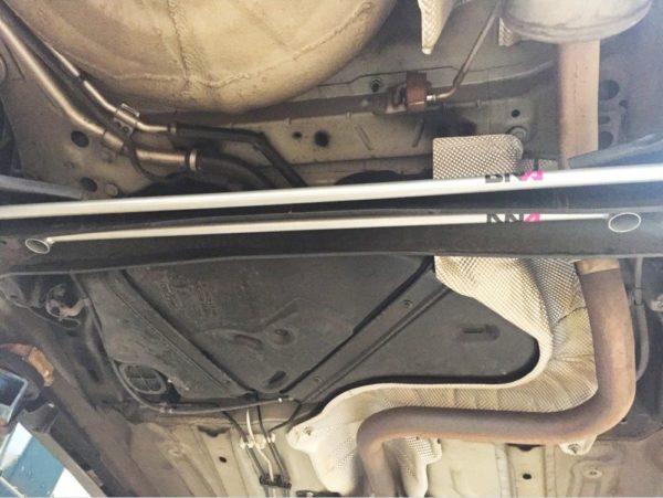 Barre stabilisatrice, renfort d'essieu arrière DNA Racing PC1066 pour Ford Fiesta MKII ST – Image 2