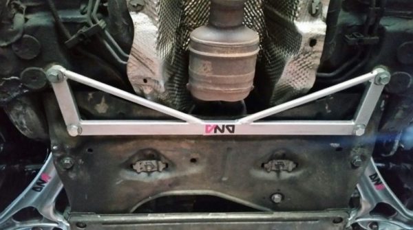 Kit barre de renfort du train avant DNA Racing PC0057 pour Renault Clio 3 RS & 4 RS – Image 2