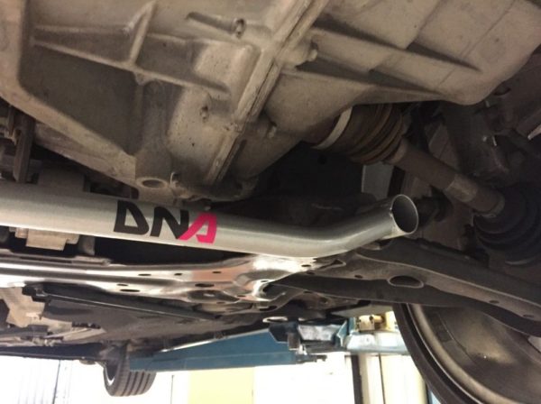 Barre anti-rapprochement inférieur avant DNA Racing PC1070 pour Ford Fiesta MKVII & MKVIII – Image 3