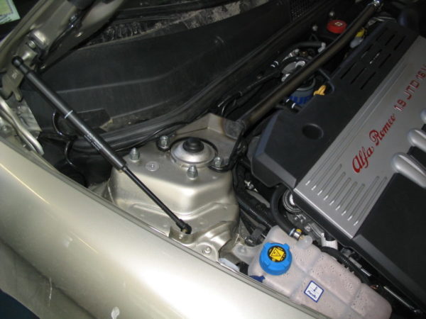 Barre anti-rapprochement OMP MA/1896 AV. sup. pour Alfa Romeo 147, 156 & GT – Image 4