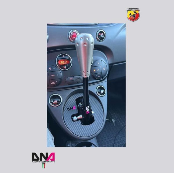 Cache en carbone DNA Racing PC1850 pour Abarth avec short shifter DNA Racing – Image 2