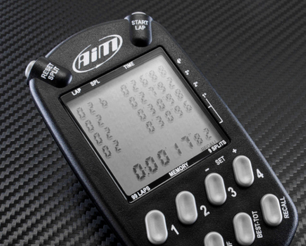 AiM Sportline MultiChron | Chronomètre numérique portable pour 4 pilotes